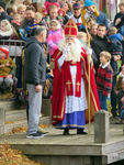 847093 Afbeelding van de toespraak van Sinterklaas te De Meern (gemeente Utrecht), na zijn aankomst per stoomboot.